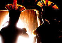 Indígenas Xingu Corona de Plumas